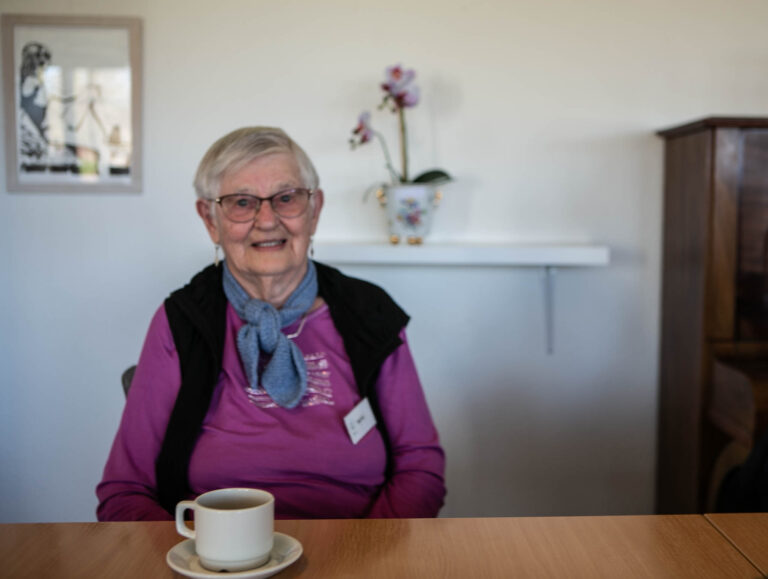 Anna Petersen er snart 90 år og nyder at være frivillig
