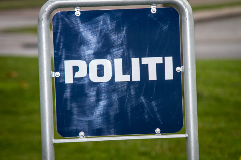 Brandbil kørte ind i en politibil