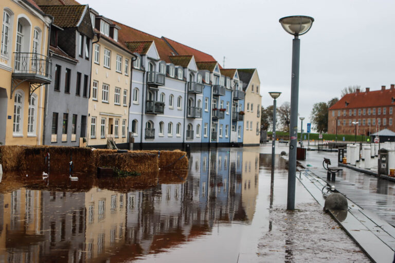 Højvande: Sand og sandsække ligger klar
