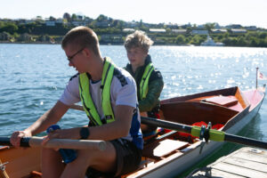 Kasper og Adam tog en tur på vandet