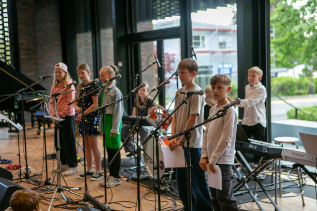 Musikholdene spillede lystigt for deres forældre