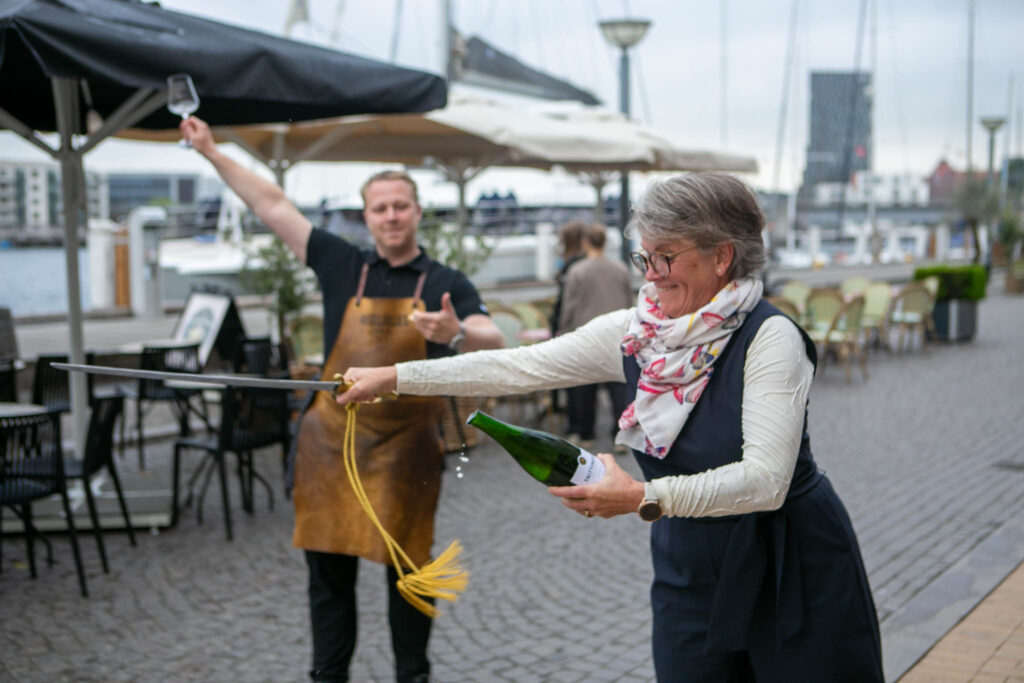 Udvalgsformand sablede champagne for at fejre gadelukning