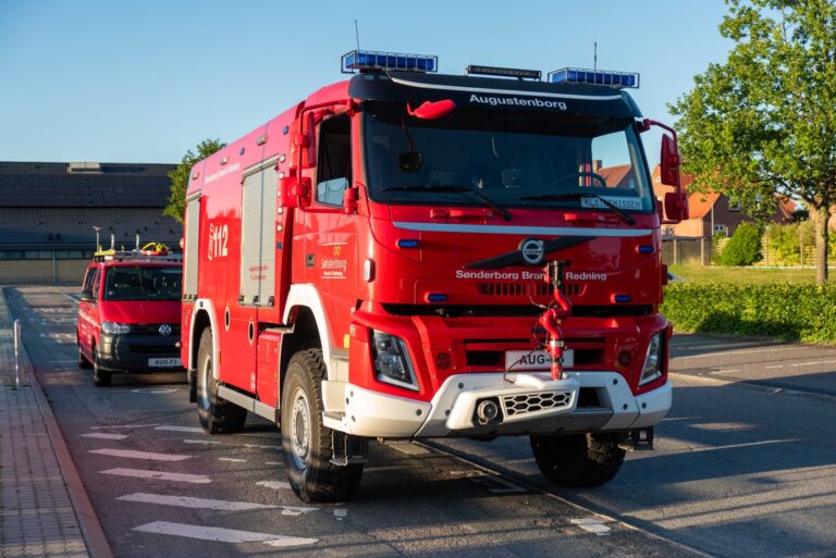 Frivillige brandmænd slukker bål i en skov