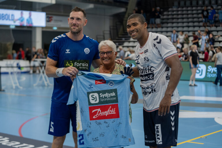 Sønderjyskes håndboldherrer spiller showkamp mod SG Flensburg-Handewitt