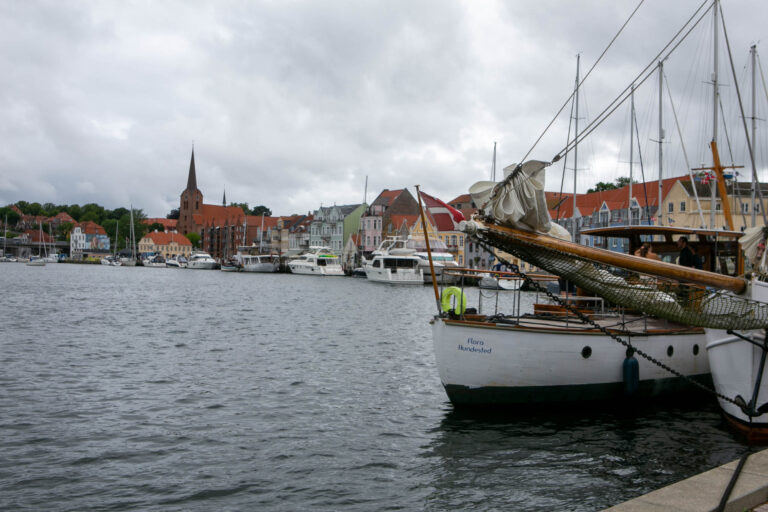 Rigtigt mange kommer sejlende til havnekajen i Sønderborg