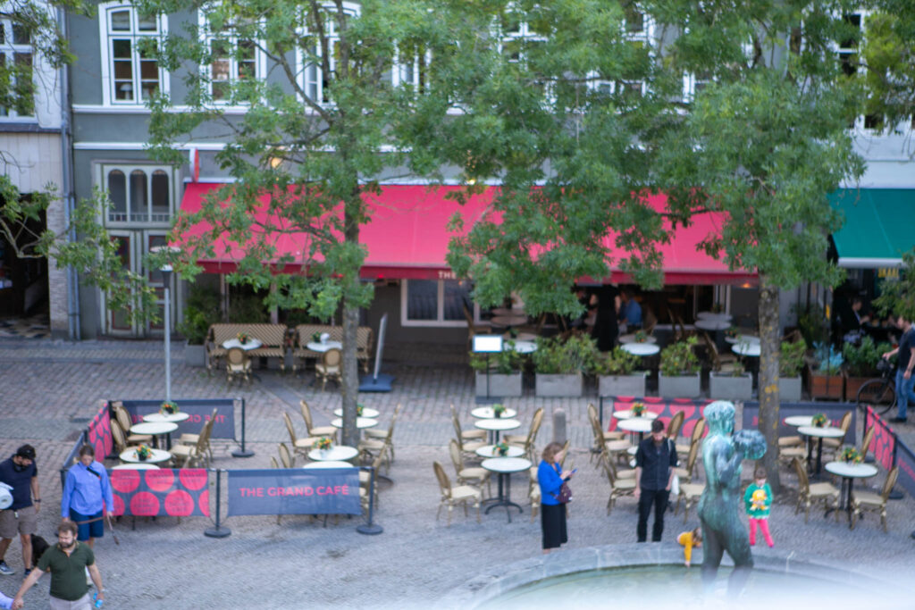 Når andre nyder ferien er der travlt på The Grand Café