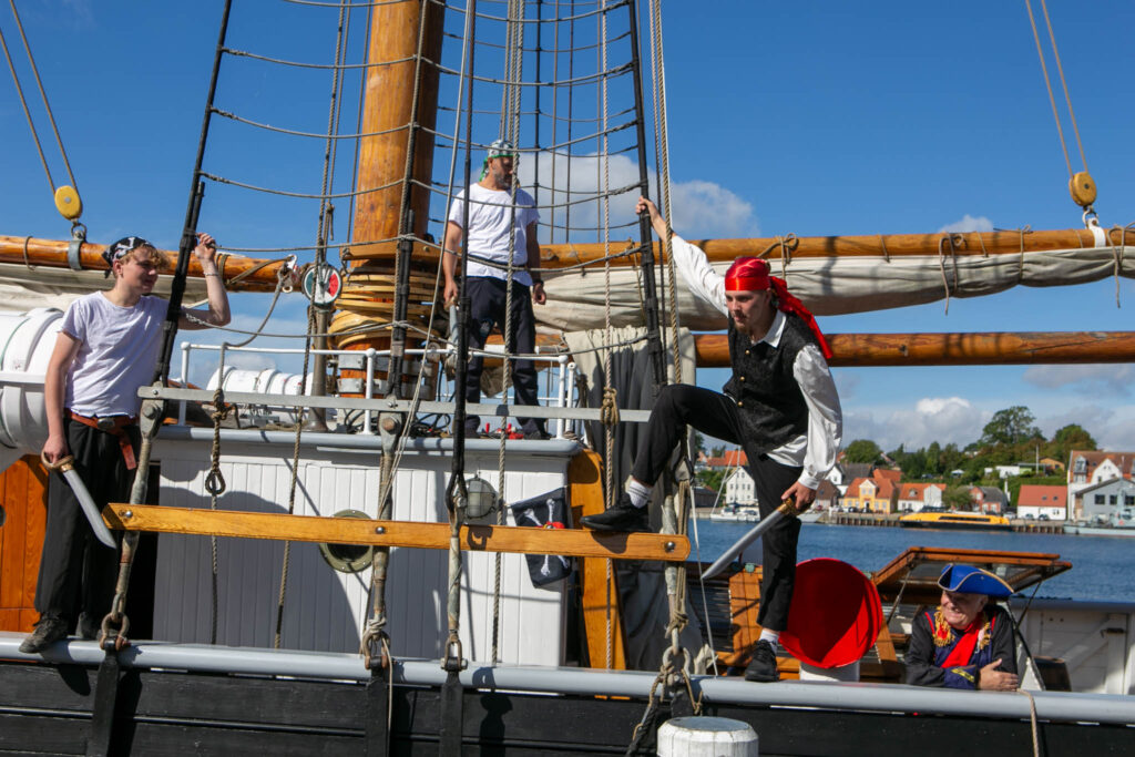 Hæsblæsende piratshow fyldt med sværdslag og krudtrøg