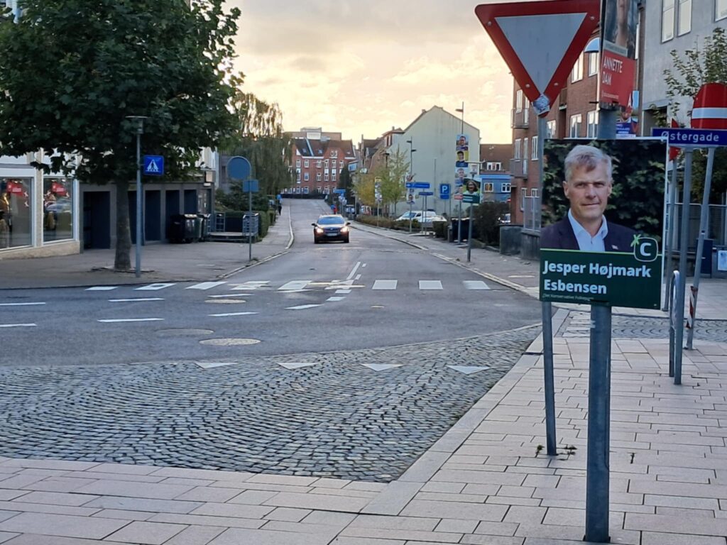 Flere byrådskandidater skal ud og hæve deres plakater