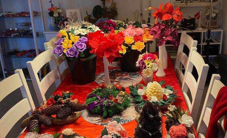 Mandag kan kvinder lære at lave blomster af crepe-papir