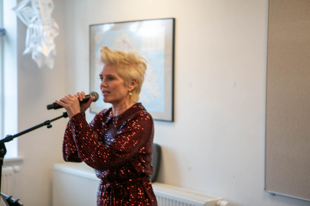 Igen, igen sang Trine Gadeberg sammen med de ældre