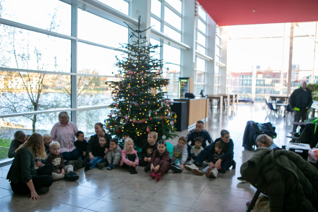 Børn fra Børnehuset pyntede Alsions juletræ