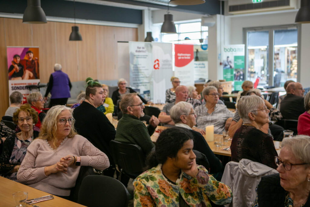 Snakken gik lystigt til fællesspisningen