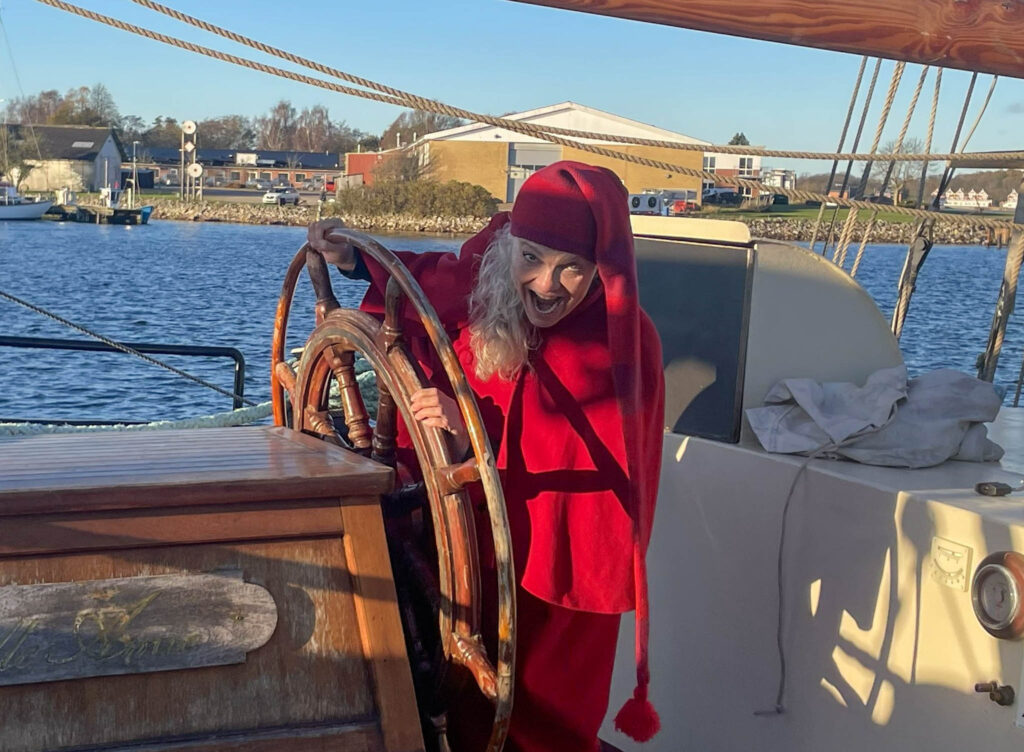 Juleskibet lægger til i Sønderborg i eftermiddag – tag børnene med