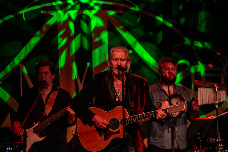 Johnny Logan sang for sin trofaste fanskare