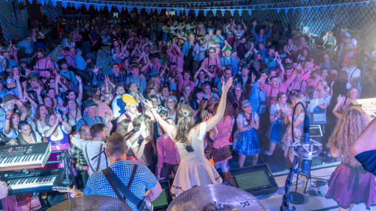 816 festede med øl og musik til bierfest i Guderup Stadthalle