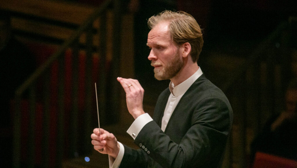 Ung talentfuld chefdirigent i spidsen for symfoniorkestret