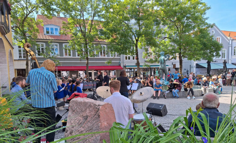 Fyraftens-alsang på Rådhustorvet