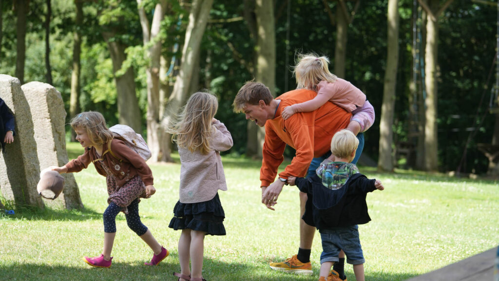 Højskoledag med sjov og leg for hele familien