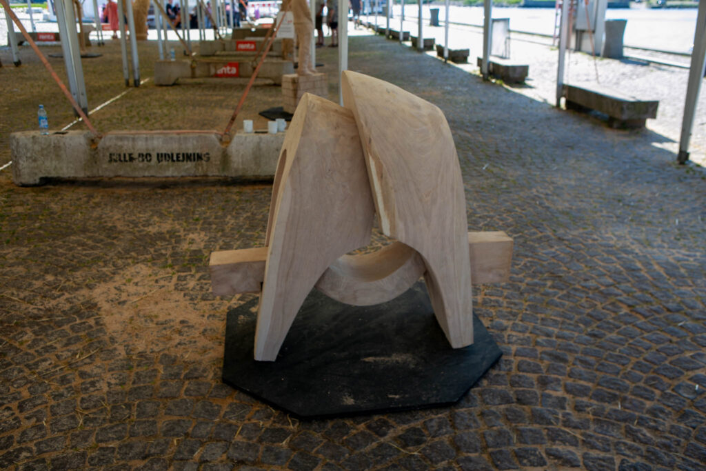 WoodSculpture-skulpturen er doneret til Cathrineminde Teglværk