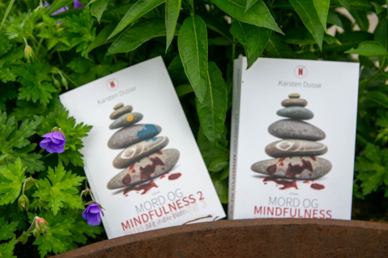 Boganmeldelse: Mord og Mindfulness – hylende morsom satire