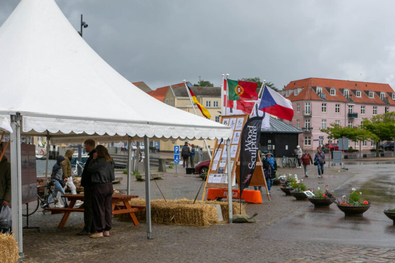 WoodSculpture: Kunstnere og børn i gang med deres værker