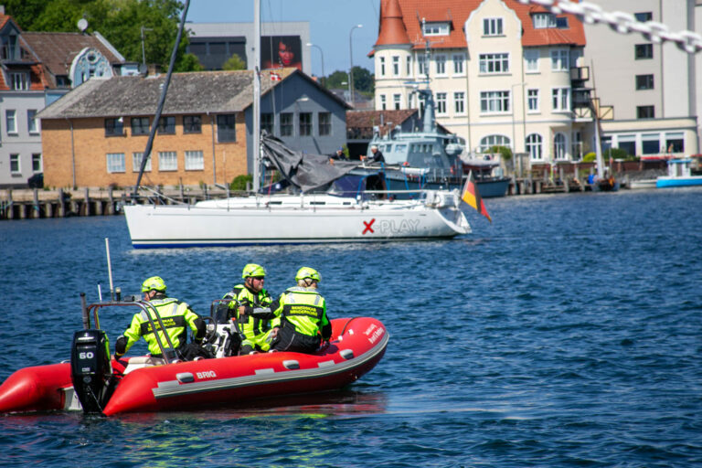 Redningsbådens mandskab måtte have hjælp