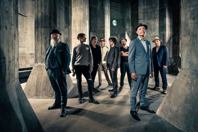 Thorbjørn Risager & The Black Tornado går på scenen