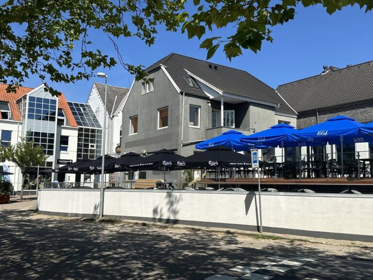 Café Friends fik oversvømmet parkeringspladsen