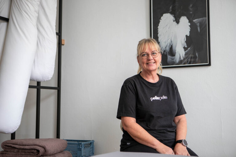 Dorthe Holm giver massage og omsorg til både babyer og voksne