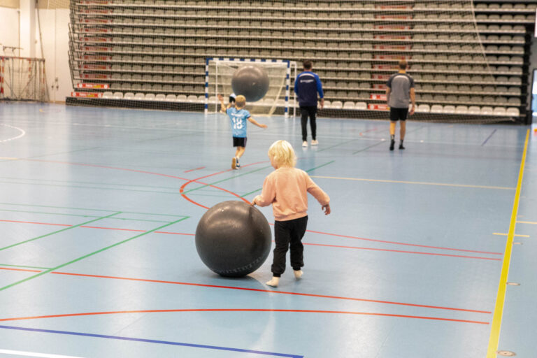 Elite-spillere lærer børn at spille håndbold